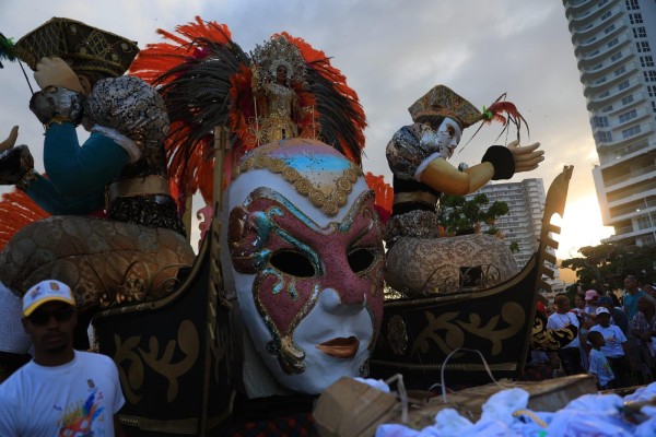 Las Reinas del Carnaval se toman la Cinta Costera