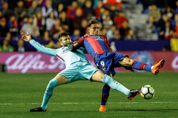 Gerard Piqué (i), disputa el balón con el delantero del Levante UD, Roger Martí Salvador.