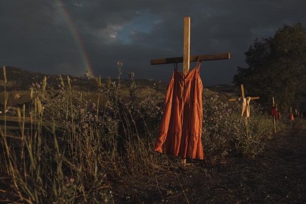 Una imagen de vestidos de niñas colgados en cruces gana el World Press Photo