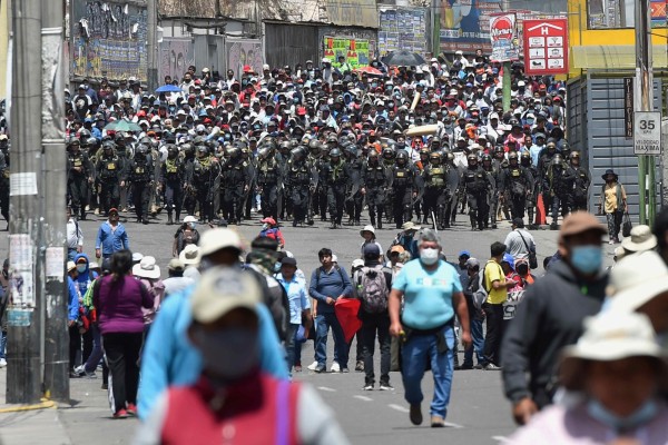 Un contingente policial fue registrado este miércoles, 14 de diciembre, al vigilar una manifestación en Arequipa (Perú).