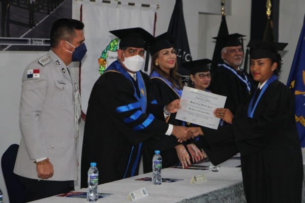 Universidad de Panamá titula a 45 nuevos profesionales de la Policía Nacional 