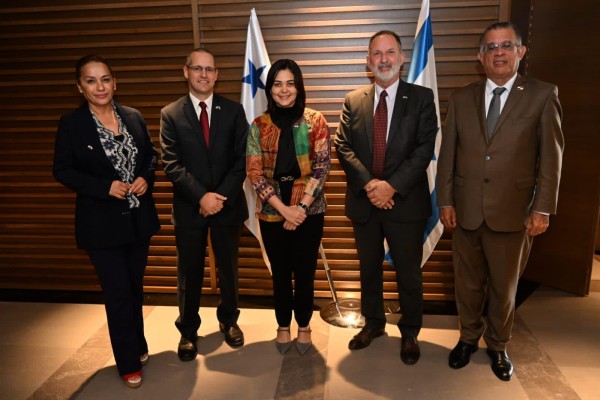 La canciller de Panamá y otros ministros están en Israel