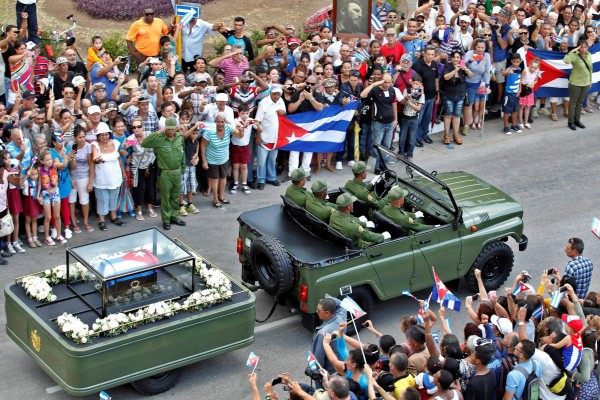 Fotografía de archivo fechada el 02 de diciembre de 2016, que muestra personas en el pueblo de Holguín mientras reciben las cenizas del líder de la revolución cubana Fidel Castro, en Holguín (Cuba).