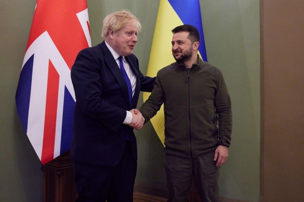 Imagen cedida del presidente ucraniano Volodomír Zelenski y el primer ministro Boris Johnson (izda).