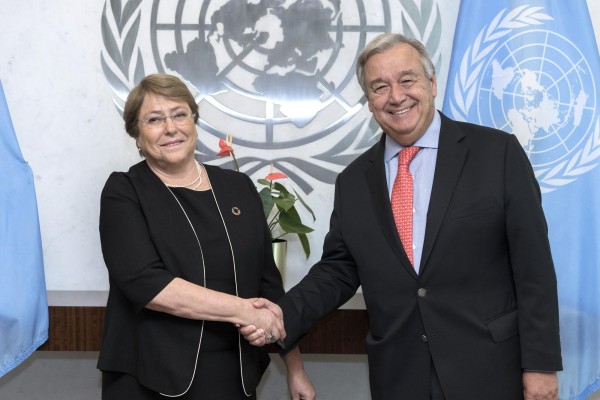 Fotografía cedida por la ONU donde aparece su secretario general, António Guterres, mientras saluda a la expresidenta de Chile Michelle Bachelet (i) tras juramentarla como nueva alta comisionada para los Derechos Humanos.