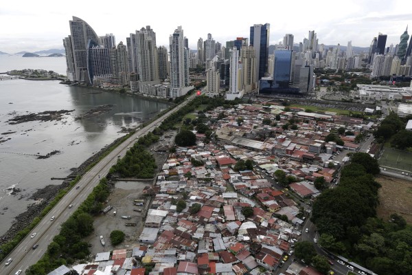 Fotografía del barrio de Boca La Caja y los edificios de Punta Pacífica, el 9 de julio de 2022, en Ciudad de Panamá (Panamá).