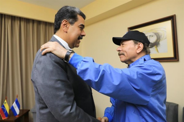 Fotografía cedida por prensa de Miraflores, donde se observa al presidente de Venezuela Nicolás Maduro (i) junto a el presidente de Nicaragua, Daniel Ortega, durante la Cumbre del G77 + China hoy, en La Habana (Cuba). EFE