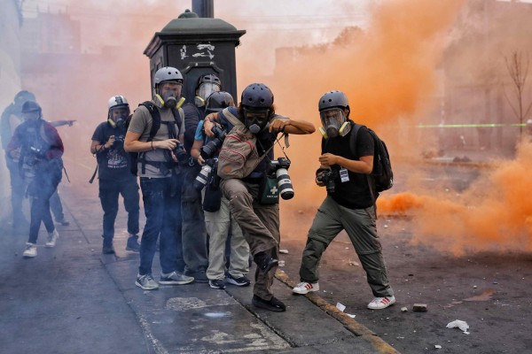 Más de 150 periodistas peruanos, atacados mientras cubrían las protestas