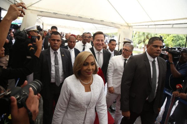 Varela junto a la presidenta de la Asamblea Yanibel Ábrego.