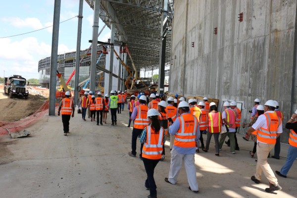 Panamá disfrutará de la bonanza que traerá el turismo de congresos al país, dijo Him durante un recorrido en el centro junto a varios gremios turísticos.