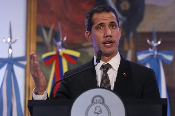 El jefe del Parlamento de Venezuela, Juan Guaidó, habla durante una rueda de prensa.