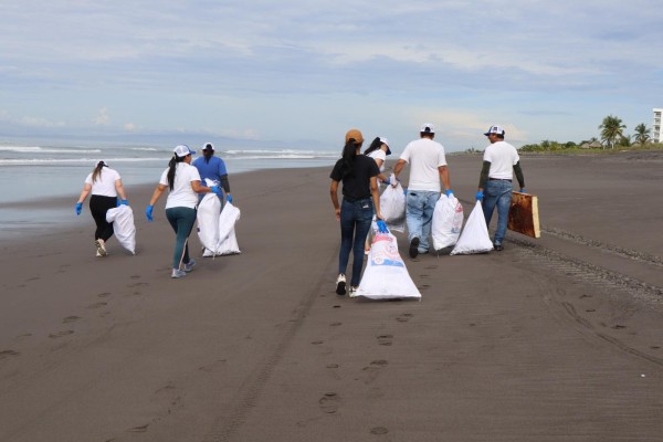 Voluntarios recolectan más de  una tonelada de basura en playa la Barqueta
