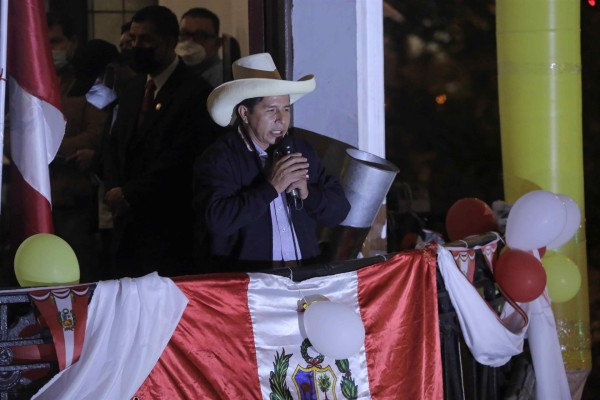 Castillo se mantiene adelante en las elecciones de Perú, al 94,9 % de votos