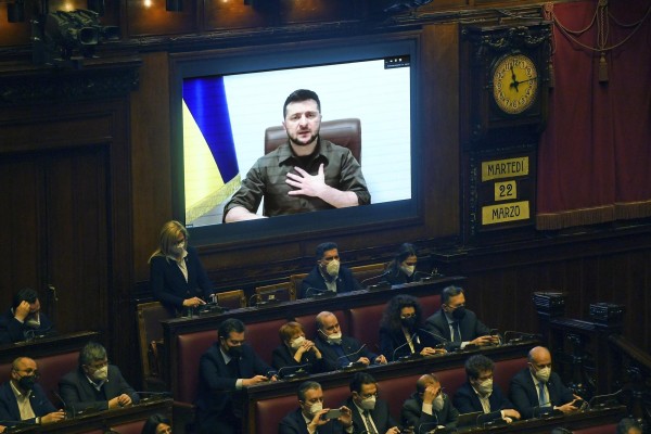 Intervención por videoconferencia del presidente ucraniano, Volodimir Zelenski (en la pantalla) en una sesión extraordinaria del Parlamento italiano.
