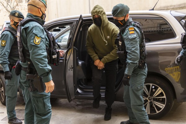 Guardias arrestados en España están acusados de espiar a la novia mallorquina de Martinelli