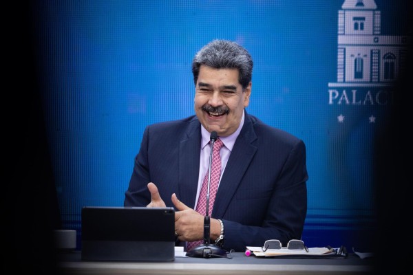 Venezuela avanza a nueva economía productiva, asegura Maduro