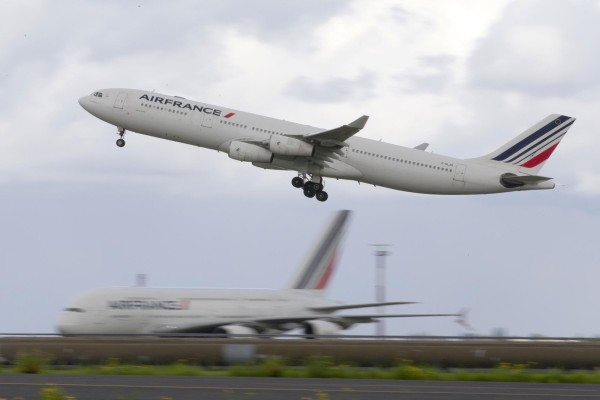 Foto de archivo muestra un avión Airbus de Air France que despegaba en el aeropuerto de Roissy-Charles-de-Gaulle, en Roissy-en-France.