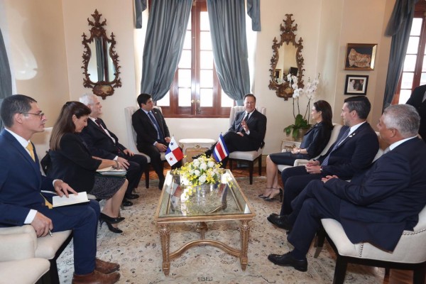 Varela mantiene encuentro protocolar con  los presidentes de Portugal y Costa Rica .
