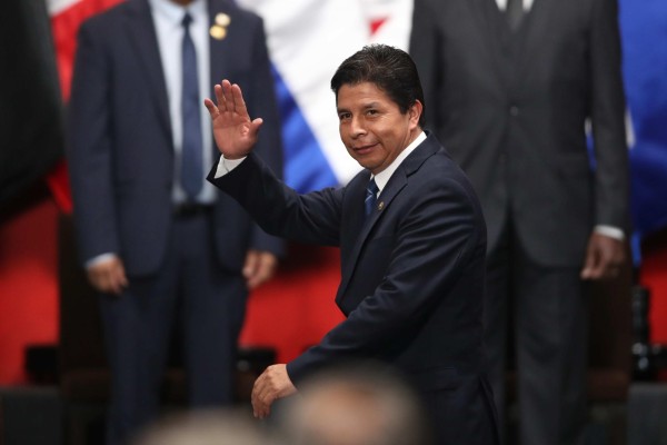 El presidente peruano, Pedro Castillo, saluda durante la inauguración de la 52 Asamblea General de la OEA, en Lima (Perú).