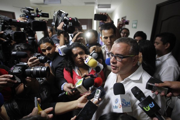 Una corte envía a juicio a expresidente salvadoreño Funes por caso de lavado