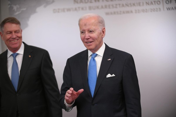 Joe Biden (d) y el presidente rumano, Klaus Iohannis (i), reaccionan durante una foto oficial antes de la cumbre de los Nueve de Bucarest, en Varsovia este 22 de febrero.