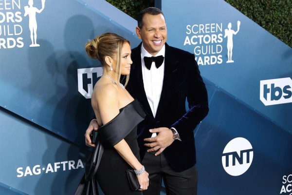 Jennifer López y Alex Rodríguez, oradores en homenaje virtual a graduandos