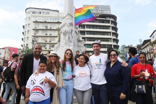 Izaron la bandera del movimiento LGBTIQ+ en Panamá