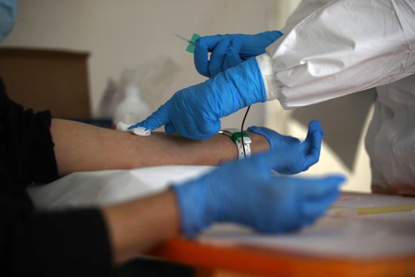 Hospitales italianos tratan el coronavirus con la sangre de pacientes curados