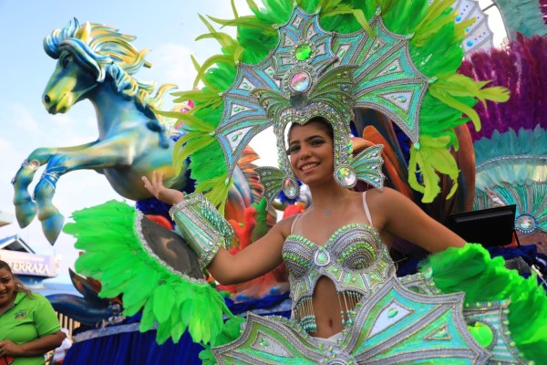 Las Reinas del Carnaval se toman la Cinta Costera