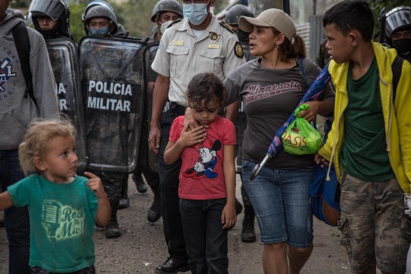 Fotografía fechada el 18 de enero de 2021, en la que la policía guatemalteca disuelve la caravana de miles de migrantes que bloqueban la carretera de Vado Hondo, Chiquimula.