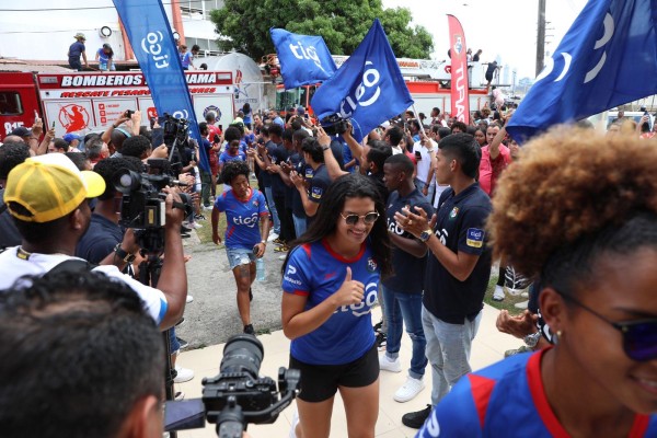 Celebran llegada de la Selección Femenina tras clasificar  por primera vez a un Mundial