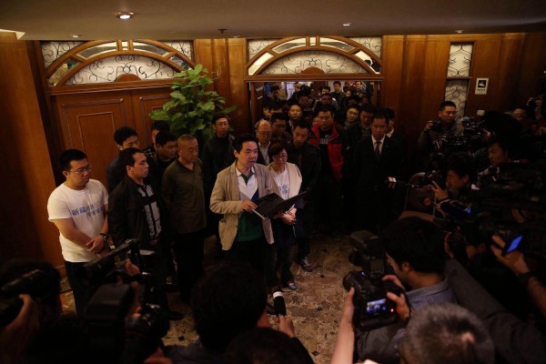 Familiares de los pasajeros del avión , se encuentran todavía en el hotel donde estaban alojados, esperando que las autoridades de China se reúnan con las de Malasia y les brinden una mayor información de lo sucedido.
