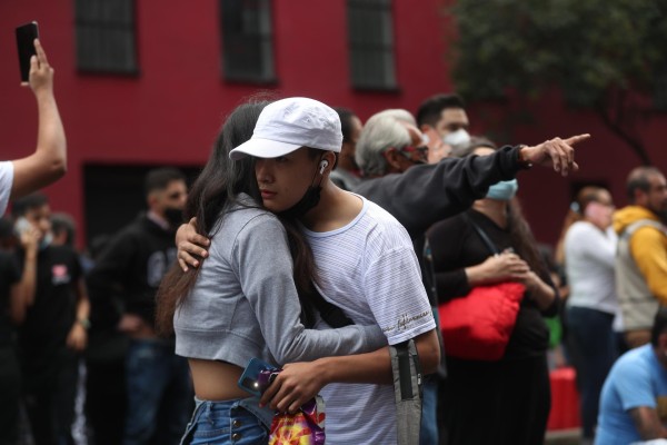 Personas visiblemente conmovidas fueron registradas este lunes, 19 de septiembre, en las calles de Ciudad de México (México), tras un sismo de 7,6 grados que sacudió el centro y el oeste del país norteamericano.