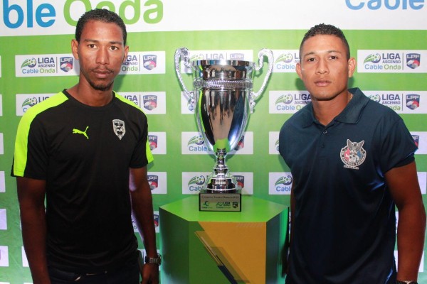 Edwin Oropeza(D) Costa del Este y Mario Henríquez (I) Atlético Nacional.