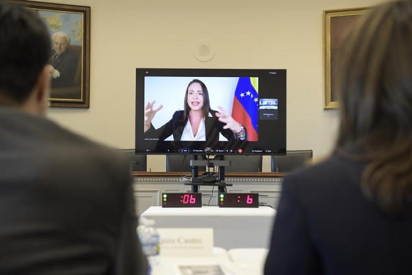 La opositora venezolana María Corina Machado, candidata presidencial del bloque antichavista, habla en pantalla.