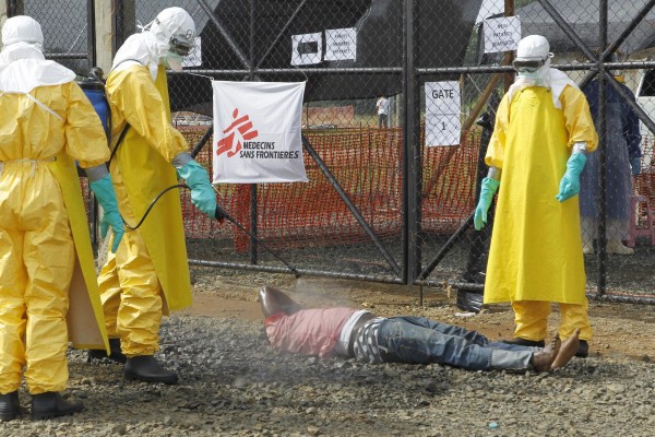 Enfermeros desinfectan el cuerpo de un posible enfermo del ébola en Monrovia, capital de Liberia.