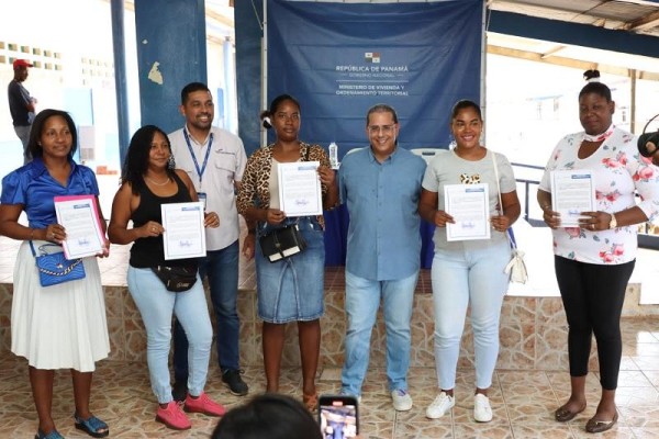 Miviot entrega certificaciones de lotes en Panamá Oeste 