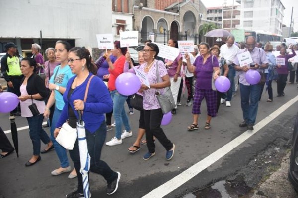 Con caminata se van de frente contra el maltrato al adulto mayor