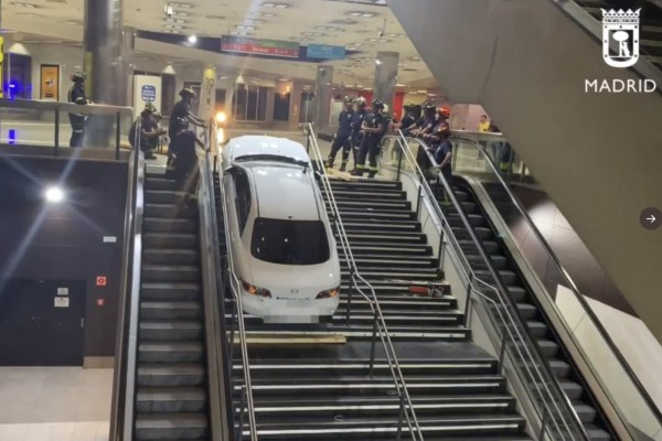 Roba un coche y lo empotra en las escaleras de una estación subterránea de Madrid