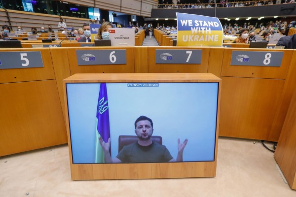 El presidente ucraniano, Volodimir Zelenski, en un momento de su intervención por videoconferencia ante el pleno de Eurocámara en Bruselas.