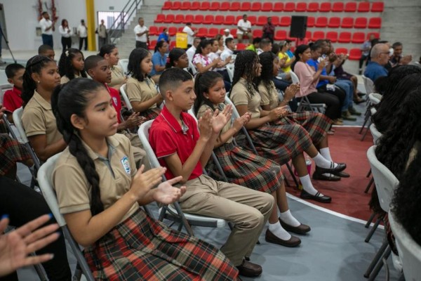 Estudiantes de Palmas Bellas inauguran el Centro Educativo 'Anastacia Mitre'