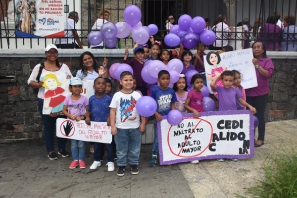 Con caminata se van de frente contra el maltrato al adulto mayor