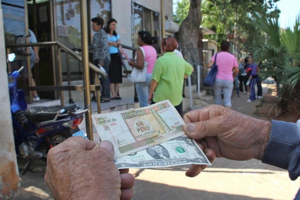 Supermercados cubanos llenan sus estantes para quienes pagan con divisas