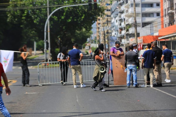 Enfrentamiento entre manifestantes y la policía antidisturbios en la Universidad de Panamá