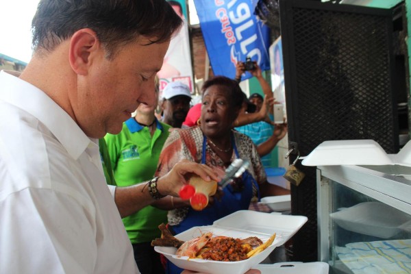 Juan C. Varela degustó el popular pescado de El Chorrillo.