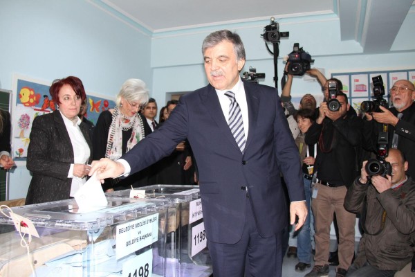 El mandatario Abdullah Gül, ejerció su voto antes que comenzaran las manifestaciones callejeras.