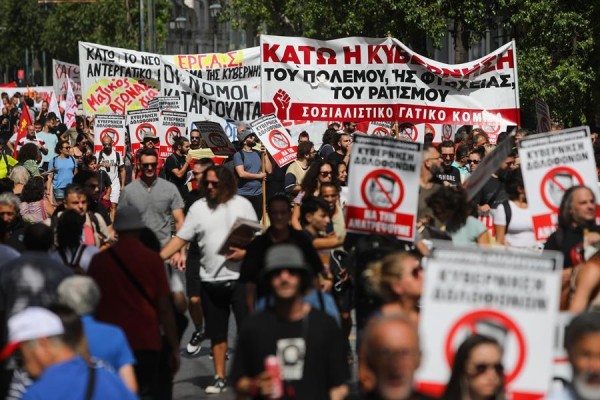 Protestas en Grecia contra reforma que amplía la jornada laboral y liberaliza los horarios