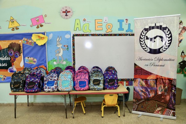 Alumnos de la Escuela Villa Milagros en Panamá Norte reciben mochilas 