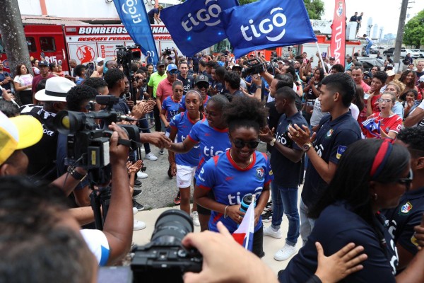 Celebran llegada de la Selección Femenina tras clasificar  por primera vez a un Mundial