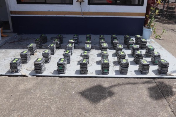 Aeronavales decomisan 200 paquetes de droga al sur de Isla San José